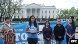 Inmigrantes durante una manifestación contra las deportaciones frente a la Casa Blanca. EFE