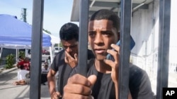 Kevin Pérez, de Matanzas, Cuba, llama a su abuela desde una instalación de Aduanas y Protección Fronteriza de EEUU, el 5 de enero de 2023 en Marathon, Florida. Pérez estuvo nueve días en el mar. (Foto AP/Marta Lavandier)