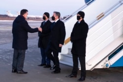 El secretario de Estado Antony Blinken, segundo desde la derecha, es recibido por el viceministro de Relaciones Exteriores de Ucrania, Dmytro Senik, a la izquierda, cuando llega al Aeropuerto Internacional de Boryspil, el miércoles 19 de enero de 2022, en Kiev, Ucrania. Foto: AP/Alex Brandon.