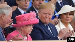 El presidente Trump junto a la Reina Isabel II y la primera dama Melania. 