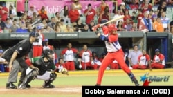 Yulieski Gourriel conecta jonrón y pone el juego 3-1 a favor de Cuba. Foto: Bobby Salamanca.