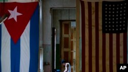 Una bandera de Estados Unidos y una de Cuba al interior de una casa habanera. (AP Photo/Ramón Espinosa)