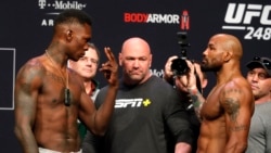 Yoel Romero e Israel Adesanya, durante el pesaje en Las Vegas, Nevada, el viernes 6 de marzo del 2020.