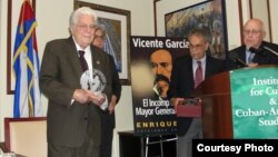 Enrique Ros (izq) durante la presentación de su libro sobre Vicente García.