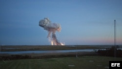 Momento después de la explosión del cohete Antares de la firma privada Orbital Sciences Corporation.