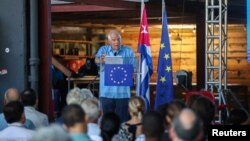 El Alto Representante de la UE para Asuntos Exteriores y Política de Seguridad, Josep Borrell, habla con empresarios cubanos durante una visita oficial a Cuba, en La Habana, el 25 de mayo de 2023. REUTERS/Yander Zamora