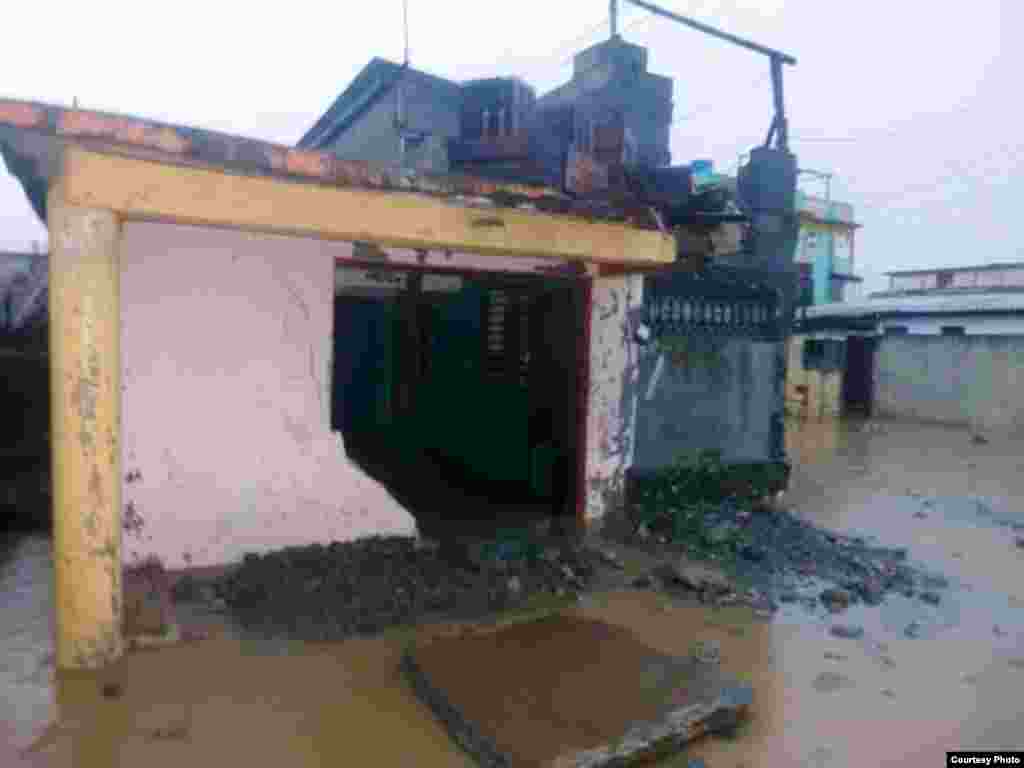 Zona afectada por las penetraciones del mar en el Malecón de Baracoa. Facebook Radio Baracoa