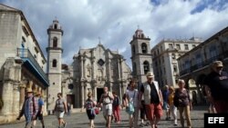 Turistas en la Plaza de la Catedral en La Habana.