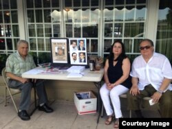 Miembros de la Asamblea de la Resistencia Cubana desarrollan la campaña "No ayudes al régimen".