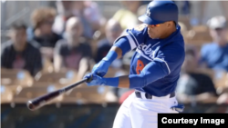 El infielder cubano José Miguel Fernández, en una foto cuando vestía el uniforme de los Dodgers. (Captura de pantalla del canal de Youtube MLB News)