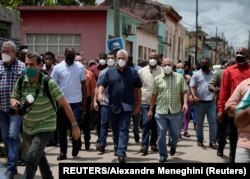 Díaz-Canel y sus acompañantes en San Antonio de los Baños, el pueblo que inició la chispa del estallido nacional contra el régimen comunista.