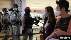 La policía dispersa a manifestantes en protestas en Hong Kong.