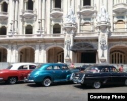 Son pocos los que pueden permitirse mantener uno de estos automóviles en buen estado (O.González)