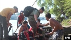 Foto Archivo. Cubanos cruzan el río Suchiate, en la frontera de Guatemala y México. 