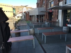 Imagen de un bar habitualmente lleno de gente, pero ahora vacío durante la pandemia del COVID-19 en la ciudad neozelandesa de Wellington. Foto: United Nations/John Samuels.