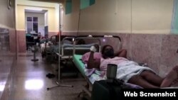 Camillas en los pasillos del hospital Julio Aristegui, en Cárdenas, Matanzas. (Captura de video/TV estatal)