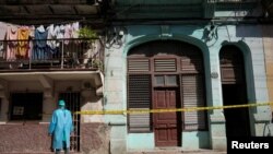 Un trabajador de la salud cubano en un área de vigilancia epidemiológica. (Foto: REUTERS/Alexandre Meneghini/Archivo)