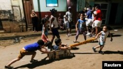 Un grupo de niños jugando en la calle sin protección contra el COVID-19, en La Habana el 31 de diciembre de 2020. (Reuters).