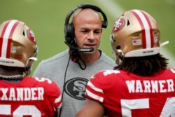 Robert Saleh (centro), entonces coordinador defensivo del equipo San Francisco 49ers habla con los jugadores durante un partido. (© Scot Tucker/AP Images)