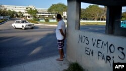 Un hombre espera en una parada de ómnibus en La Habana. (Yamil Lage/AFP/Archivo)