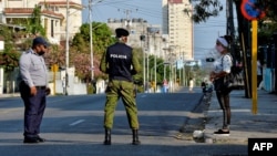 Agentes de la policía refuerzan la vigilancia en el barrio habanero de El Carmelo el 4 de abril (Foto: Yamil Lage/AFP).