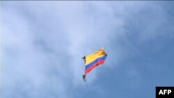 Soldados colombianos portan bandera colombiana