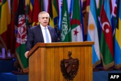 Fotografía publicada por la Presidencia argentina que muestra al presidente de Argentina, Alberto Fernández, pronunciando un discurso durante la Cumbre del G77+China en el Palacio de Convenciones de La Habana el 15 de septiembre de 2023.