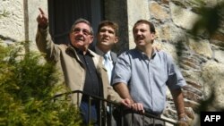 El general Raúl Castro, su nieto Raúl Guillermo y su hijo Alejandro Castro, en Lancara, Galicia.