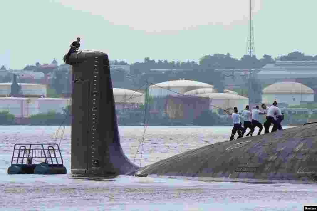 Los miembros de la tripulación trabajan en el submarino ruso de misiles de crucero de propulsión nuclear Kazán atracado en la Bahía de La Habana, Cuba, el 12 de junio de 2024. REUTERS/Alexandre Meneghini