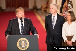 Foto tomada de la página oficial de la Casa Blanca en idioma español que recoge el momento en que el presidente Doanald Trump anuncia el nombramiento del juez Neil Gorsuch para el Tribunal Supremo de los Estados Unidos.