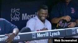 Big Papi sonríe en el "dugout" tras conectar su jonrón número 21.