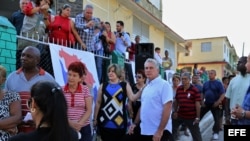 El primer vicepresidente de Cuba, Miguel Díaz-Canel (d), y su esposa Lis Cuesta (c) hacen fila para votar en las elecciones generales.