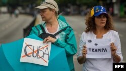 Opositores venezolanos cierran calles en protesta a la Constituyente.