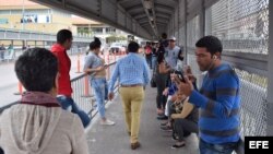 Cubanos bloqueados en la frontera entre México y Estados Unidos hacen una fila en la puerta de entrada a Estados Unidos en Nuevo Laredo.