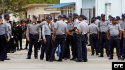 Agentes de la Policía Nacional Revolucionaria (PNR) en La Habana, Cuba. Foto Archivo