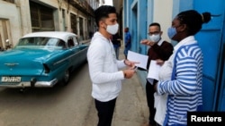 Estudiantes de medicina realizan una pesquisa en un barrio habanero en busca de síntomas de COVID-19 entre los residentes. REUTERS/Stringer