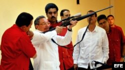 Fotografía 22 de diciembre de 2007 en Santiago de Cuba, Hugo Chávez (i.), Raúl Castro (c.), Nicolás Maduro y Elías Jaua