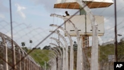 Un guardia vigila la prisión de máxima seguridad de La Habana, el Combinado del Este.