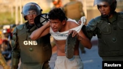 Un joven arrestado por la Guardia Bolivariana en Caracas, 10 de marzo de 2019 (Foto: Carlos García Rawlins/Reuters).