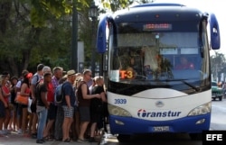 Turistas abordan un autobús en La Habana (Cuba).