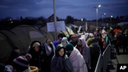 Refugiados huyen de Ucrania el 10 de marzo de 2022. (AP Photo/Daniel Cole, archivo).