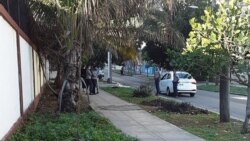 Asedian a opositora y sus hijos menores