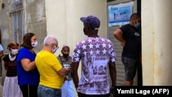 Personas en La Habana, esperando vacunarse el 9 de julio de 2021 (Yamil Lage / AFP).