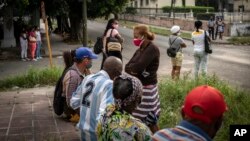 Familiares de los manifestantes del 11J enjuiciados este martes en el Tribunal de 10 de Octubre, en La Habana. (AP/Ramón Espinosa)