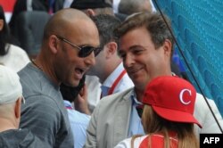 El astro de Grandes Ligas Derek Jeter (izq.) y Antonio Castro durante una juego en el estadio Latinoamericano en La Habana en 22 de marzo de 2016.