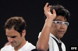 El tenista surcoreano Hyeon Chung (d) se despide del público tras tener que retirarse por sufrir ampollas en la parte inferior del pie izquierdo.