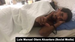 Luis Manuel Otero Alcántara, activista y artista, durante una huelga de hambre anterior. (Foto: Facebook de Otero Alcántara)