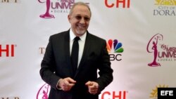 El músico y productor cubano Emilio Estefan, a su llegada a la alfombra roja del certamen anual Miss Universo, en Miami, Florida.