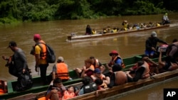 Los migrantes que se dirigen al norte llegan en barcos a Lajas Blancas, Panamá, el viernes 28 de junio de 2024, después de cruzar caminando el Tapón del Darién desde Colombia. (Foto AP/Matías Delacroix)