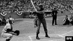 Fidel Castro en un estadio de béisbol en Cuba.